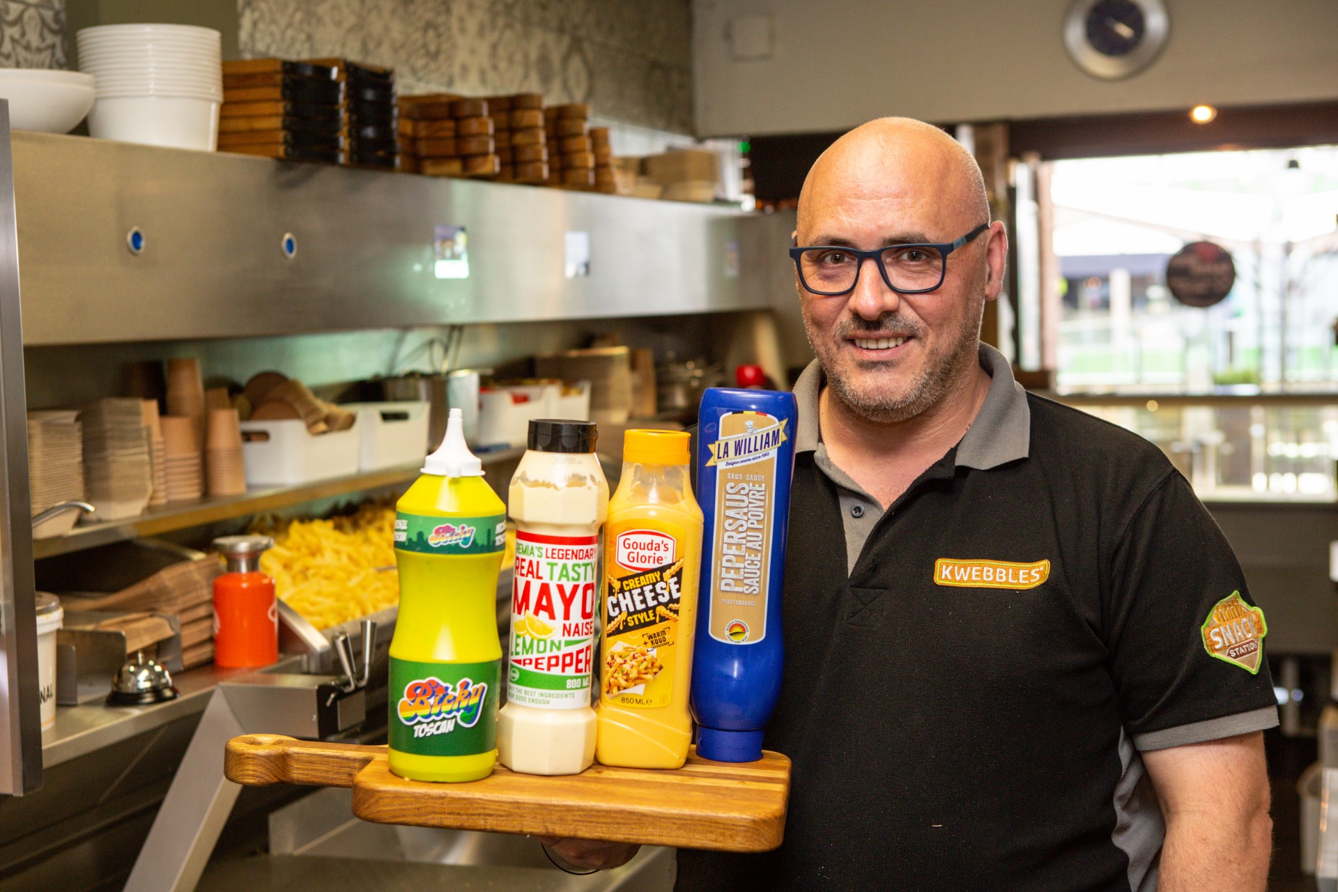 Antoine van Vugt van Eetwinkel Kwebbles, met vlnr:  Toscaanse saus, Lemon & Pepper mayo, Creamy Cheese Style en pepersaus. 