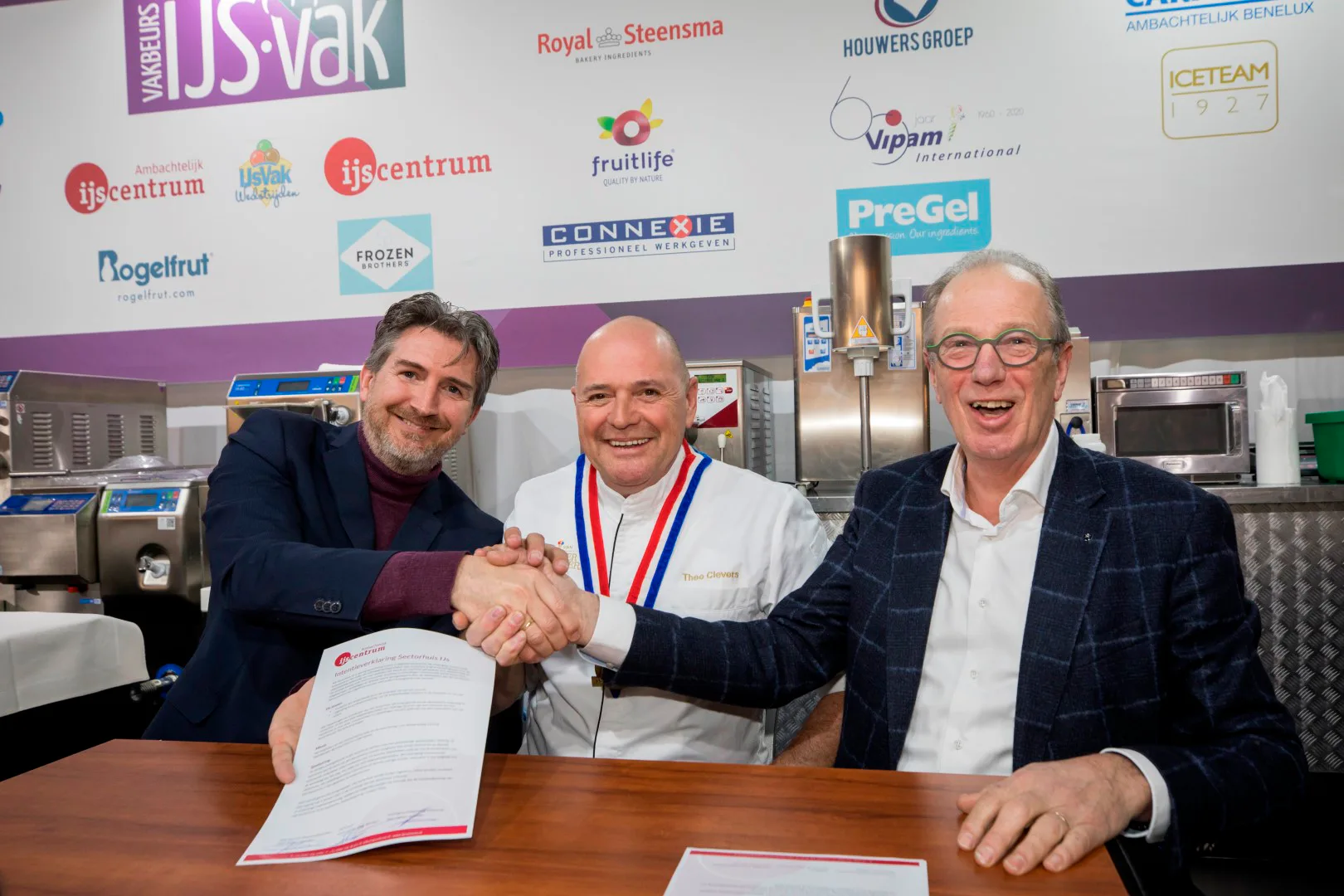 De ondertekening intentieverklaring Sectorhuis IJs. Vlnr: Harry van der Zaag, directeur Lentiz Cursus & Consult namens IJscentrum;Theo Clevers, voorzitter Gilde van SVH Meesterijsbereiders; Teun Loonen, voorzitter Vereniging Ambachtelijk IJscentrum. Foto: Koos Groenewold.