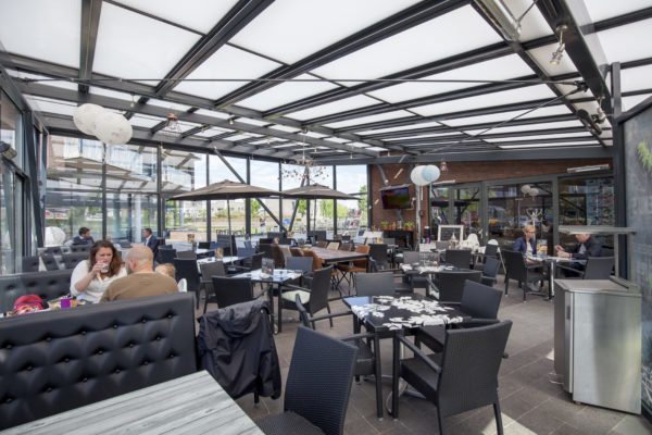 De ruime serre van Eetwinkel Leesten. Foto: Jawsmedia