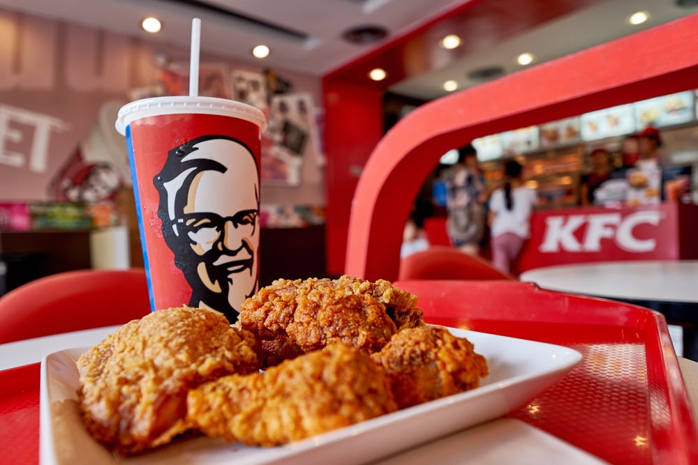 Lange rijen voor vegan kip van KFC, die misschien niet vegan is