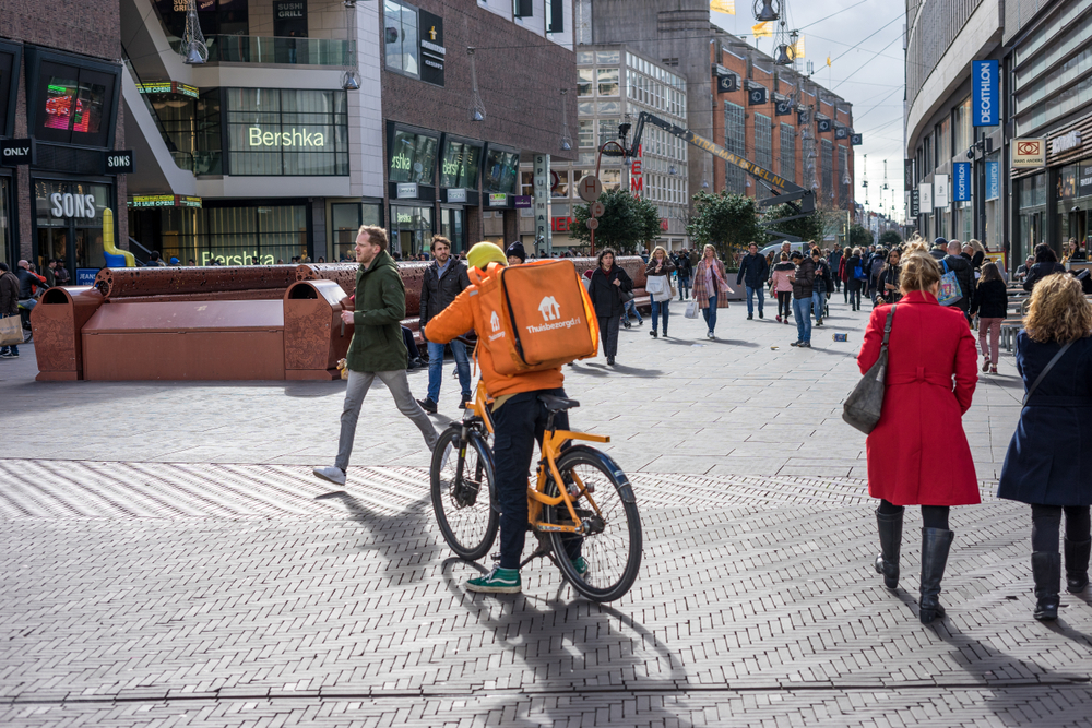 Geen overgangstermijn voor verbod op 15-jarige maaltijdbezorgers