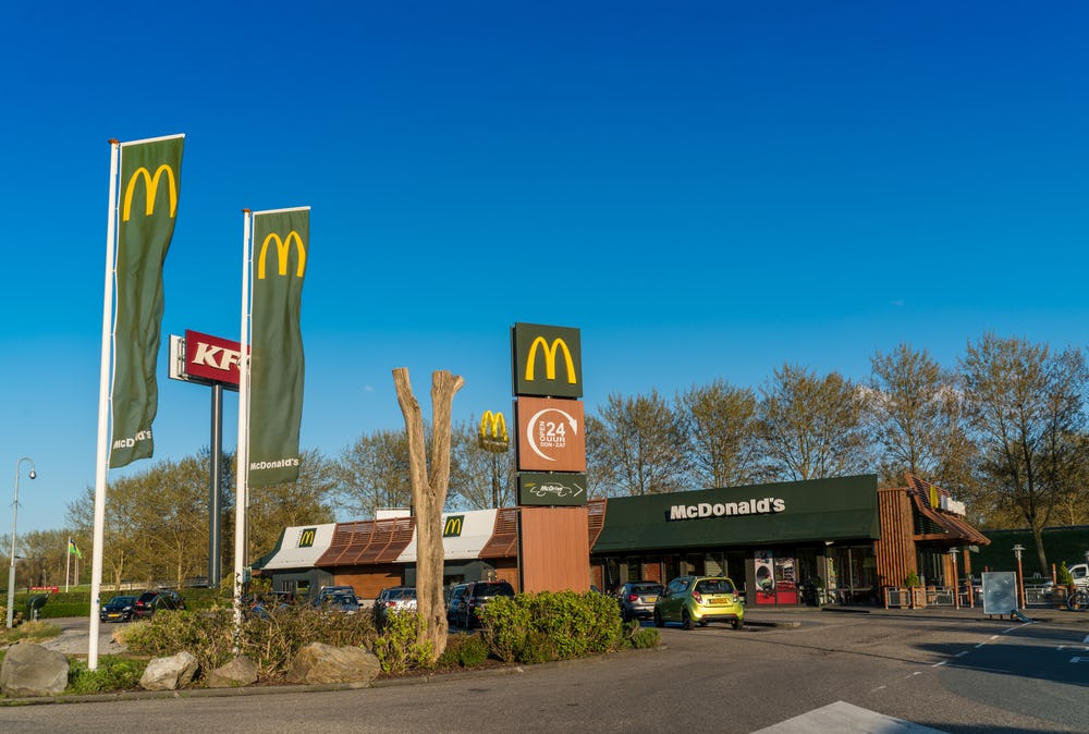 McDonald’s plaatst laadpalen bij restaurants