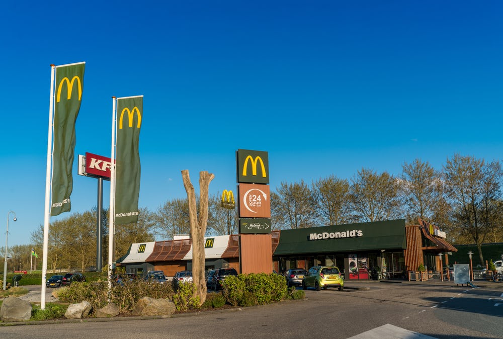 McDonald's plaatst laadpalen bij restaurants