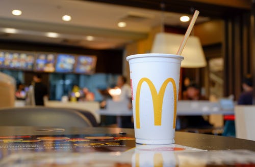 McDonald’s draait pilot met kartonnen rietjes