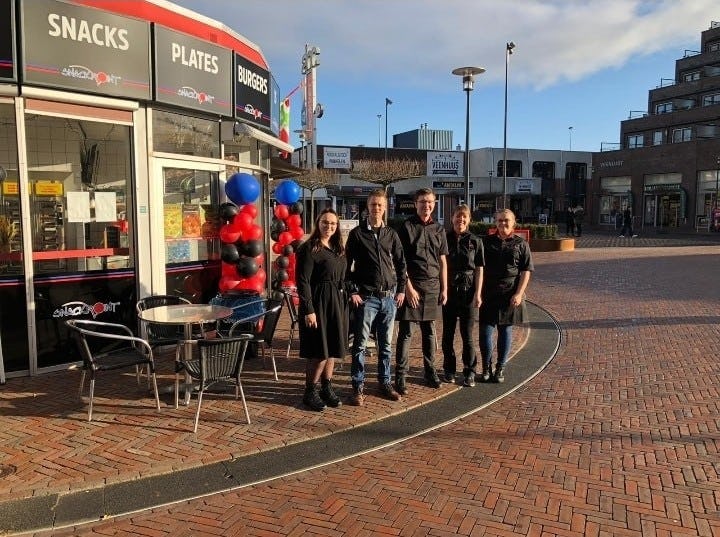 Het team van Snackpoint Veendam, met uiterst links eigenaren Jessica Dijkstra en Rik Tijhuis.