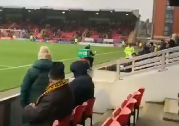 Uniek: maaltijdbezorger rijdt stadion binnen om pizza af te leveren