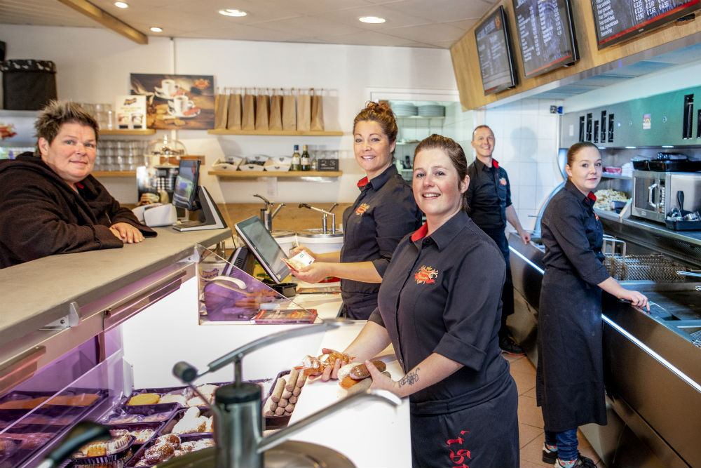 Claudia Steenbakkers (aan de kassa) en Marijn Tilburgs (achterin) van cafetaria ’t Stamhuijs in Schijndel. Met medewerkers Jennifer van Asveldt (rechts) en 
Simone van Uden (links).
Foto: Studio38c