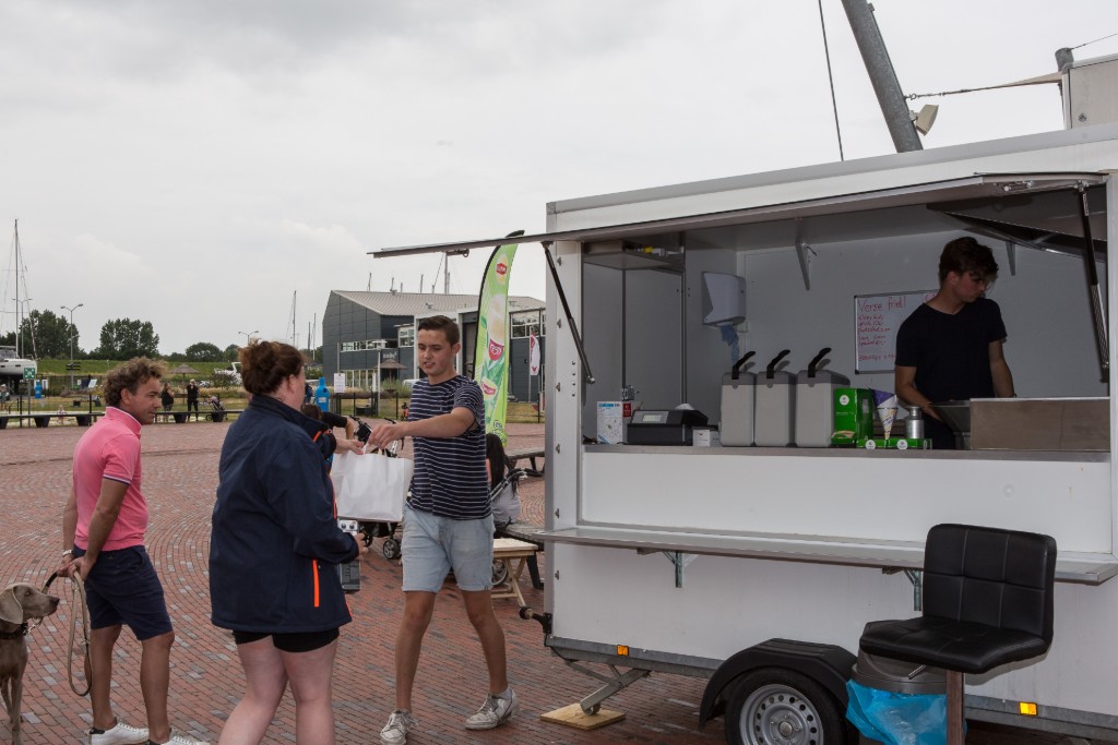Nieuwe eigenaren 't Friet-Uurke nóg natter achter de oren