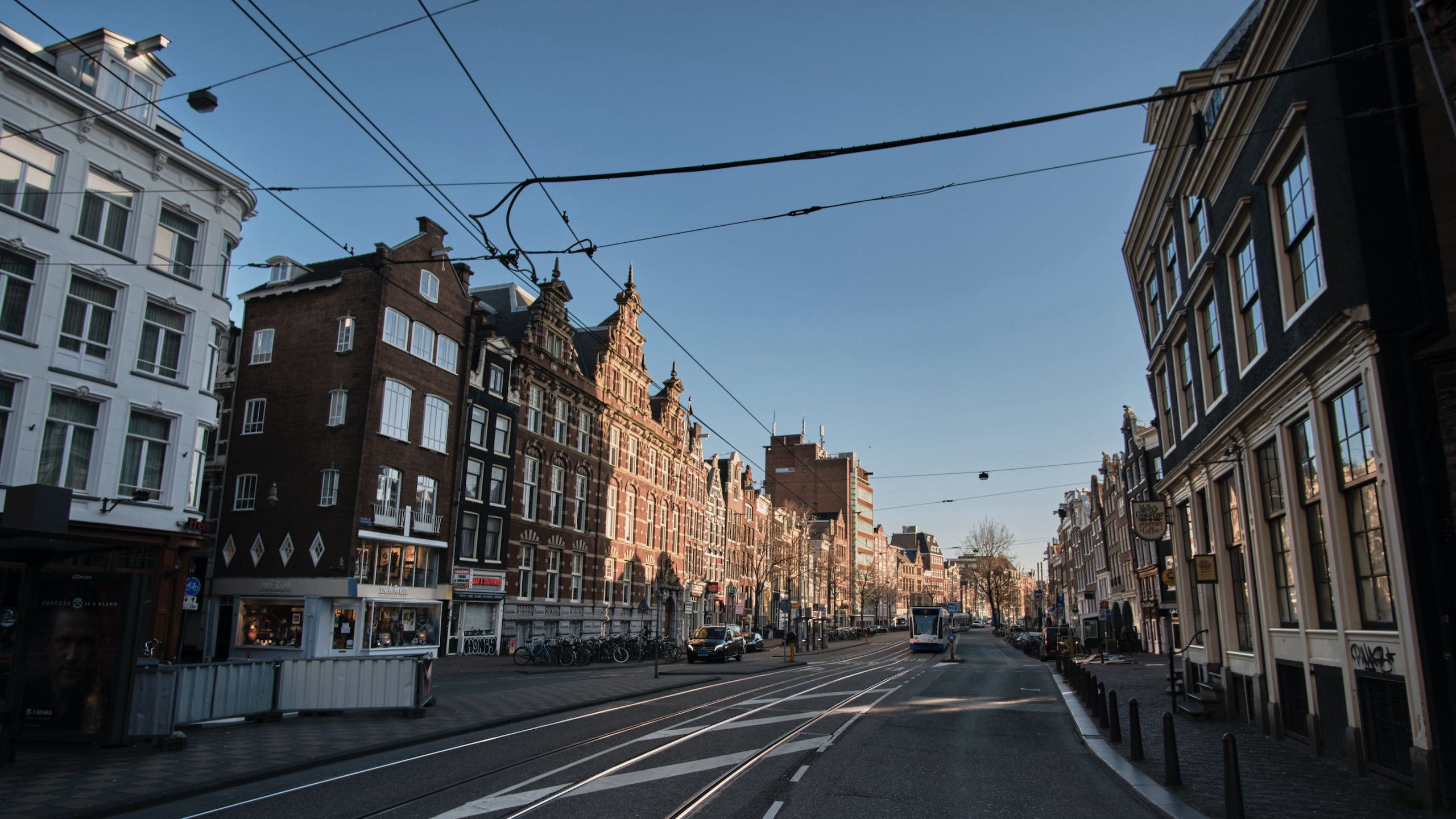 Bekende Amsterdammers in actie voor café Scheltema