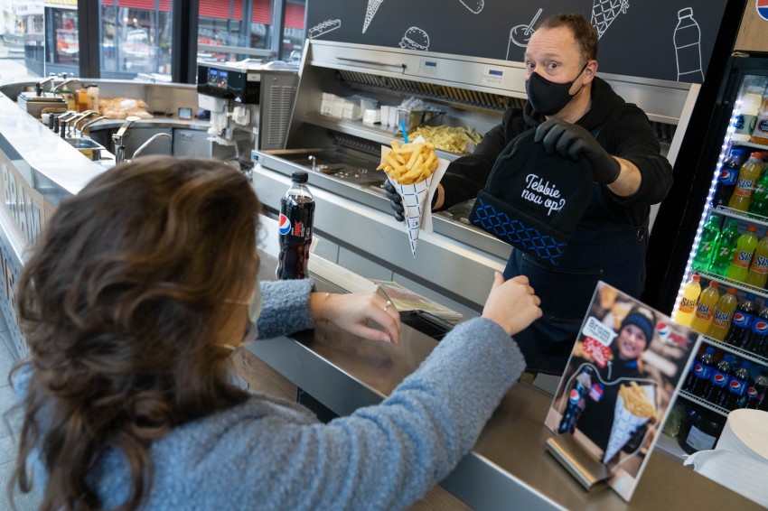 Bram Ladage deelt mutsen uit aan patatliefhebbers