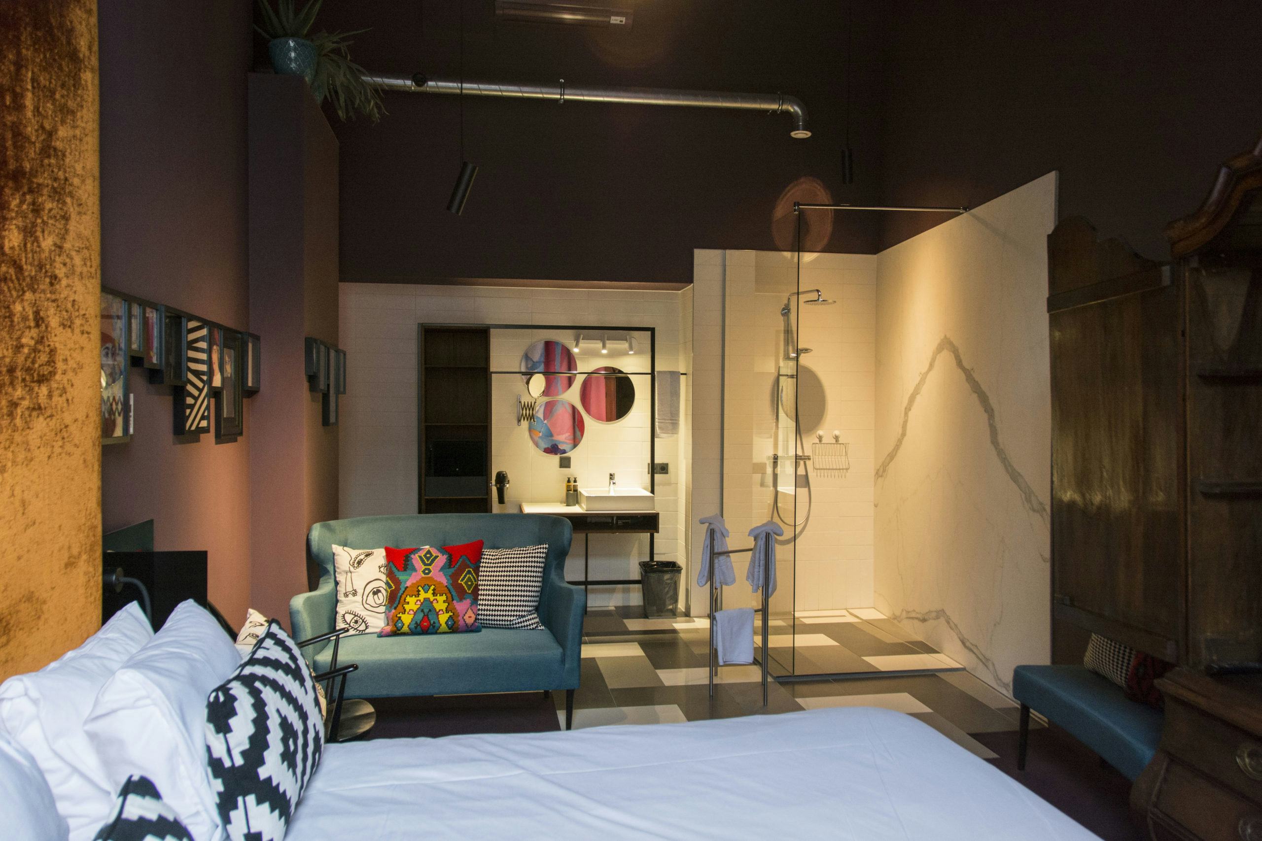 Hotelkamer met inloopdouche bij boutiquehotel Staats in Haarlem. Foto: Estida