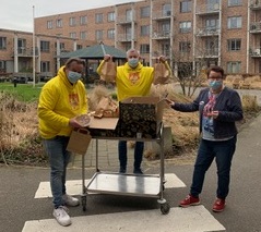 Kippentent deelt snert uit aan zorgmedewerkers