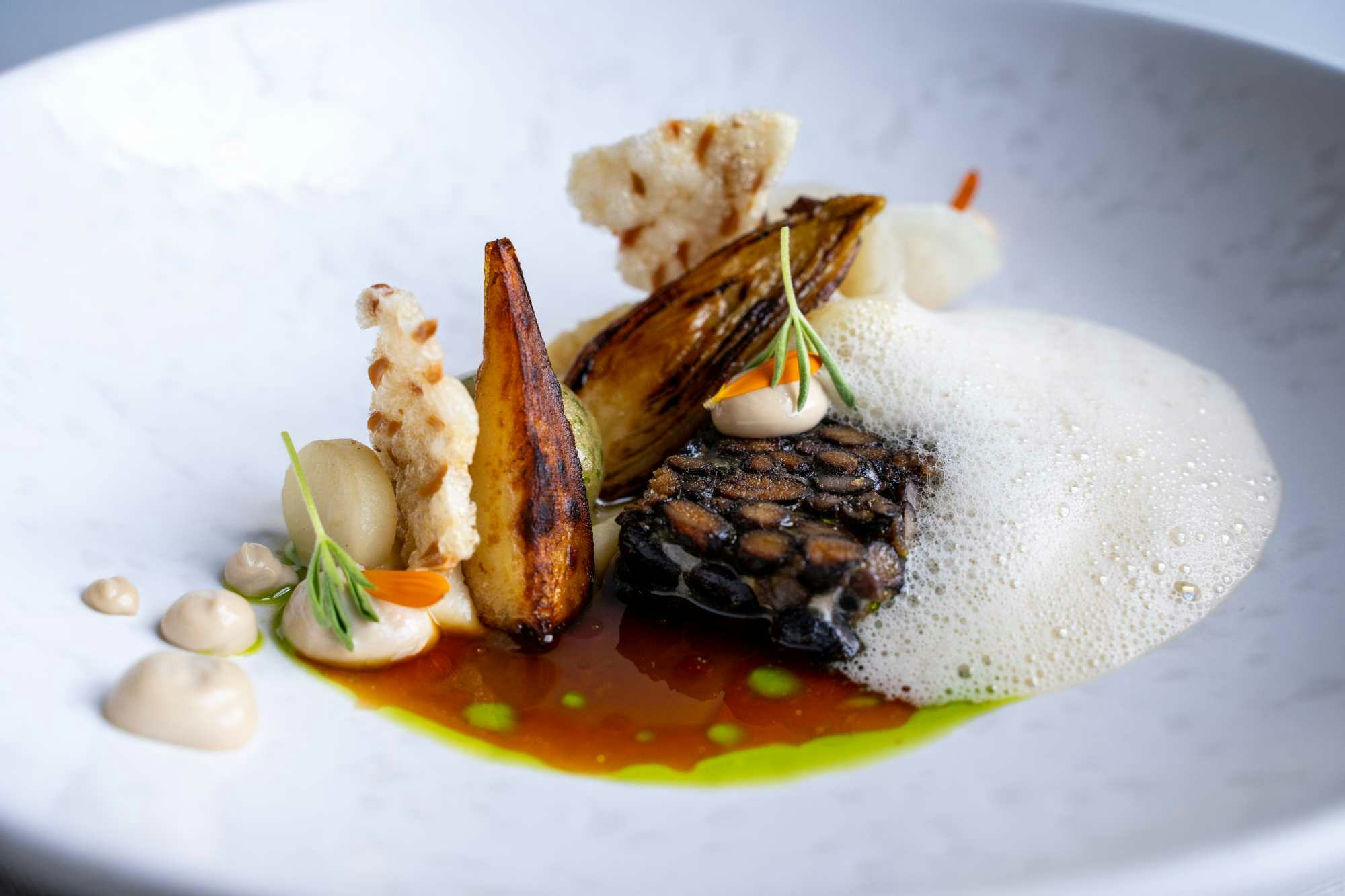 Het favoriet plant-
based gerecht van Middeldorp: kervelwortel met kervelolie, tempeh van zwarte bonen en zwarte knoflook.