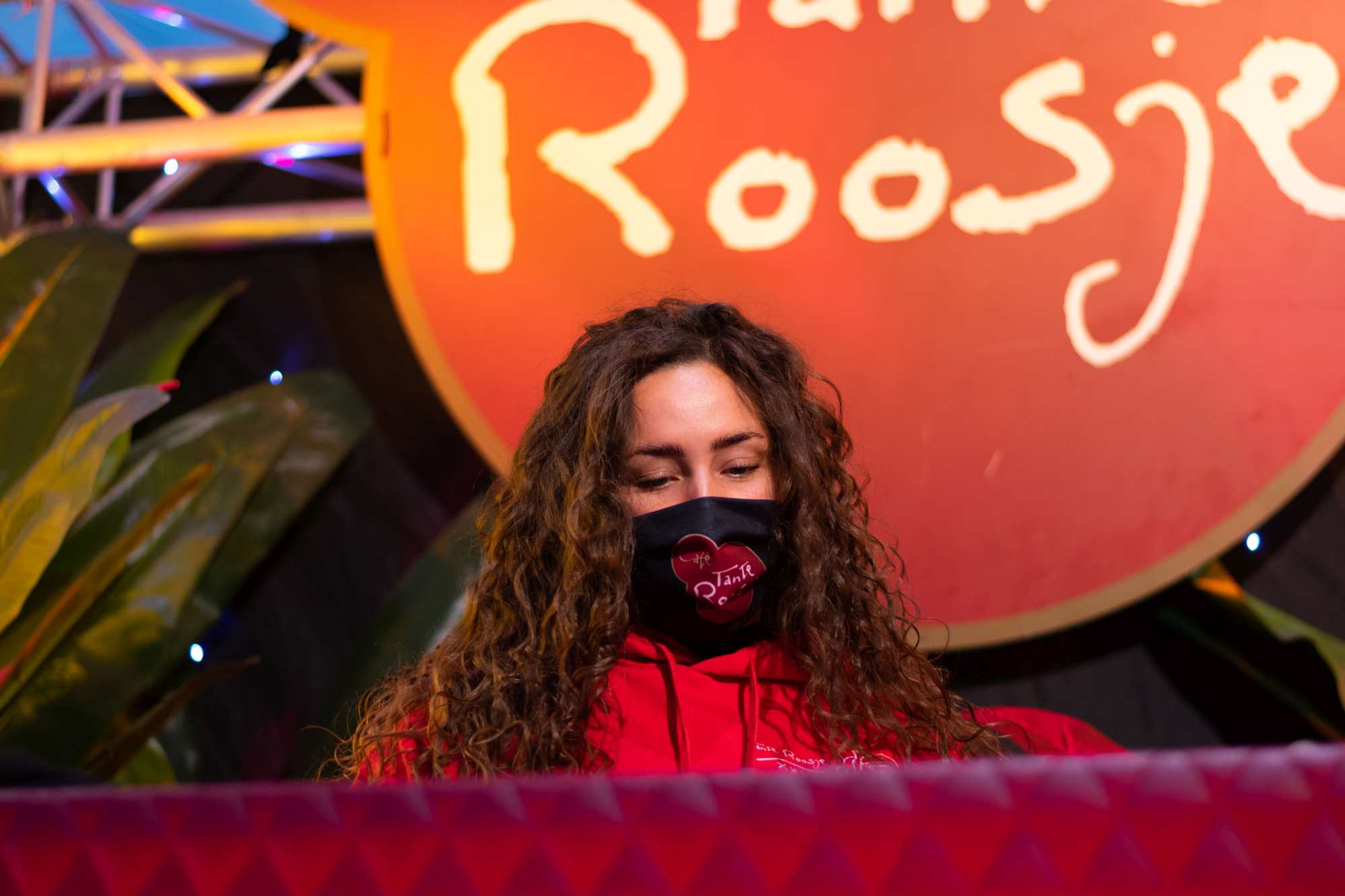 Kimberly Kruiters van Café Tante Roosje zorgt tijdens de wedstrijd met een dj voor een muzikaal feestje.