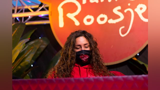 Kimberly Kruiters van Café Tante Roosje zorgt tijdens de wedstrijd met een dj voor een muzikaal feestje.