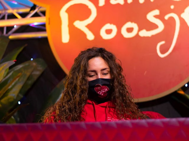 Kimberly Kruiters van Café Tante Roosje zorgt tijdens de wedstrijd met een dj voor een muzikaal feestje.