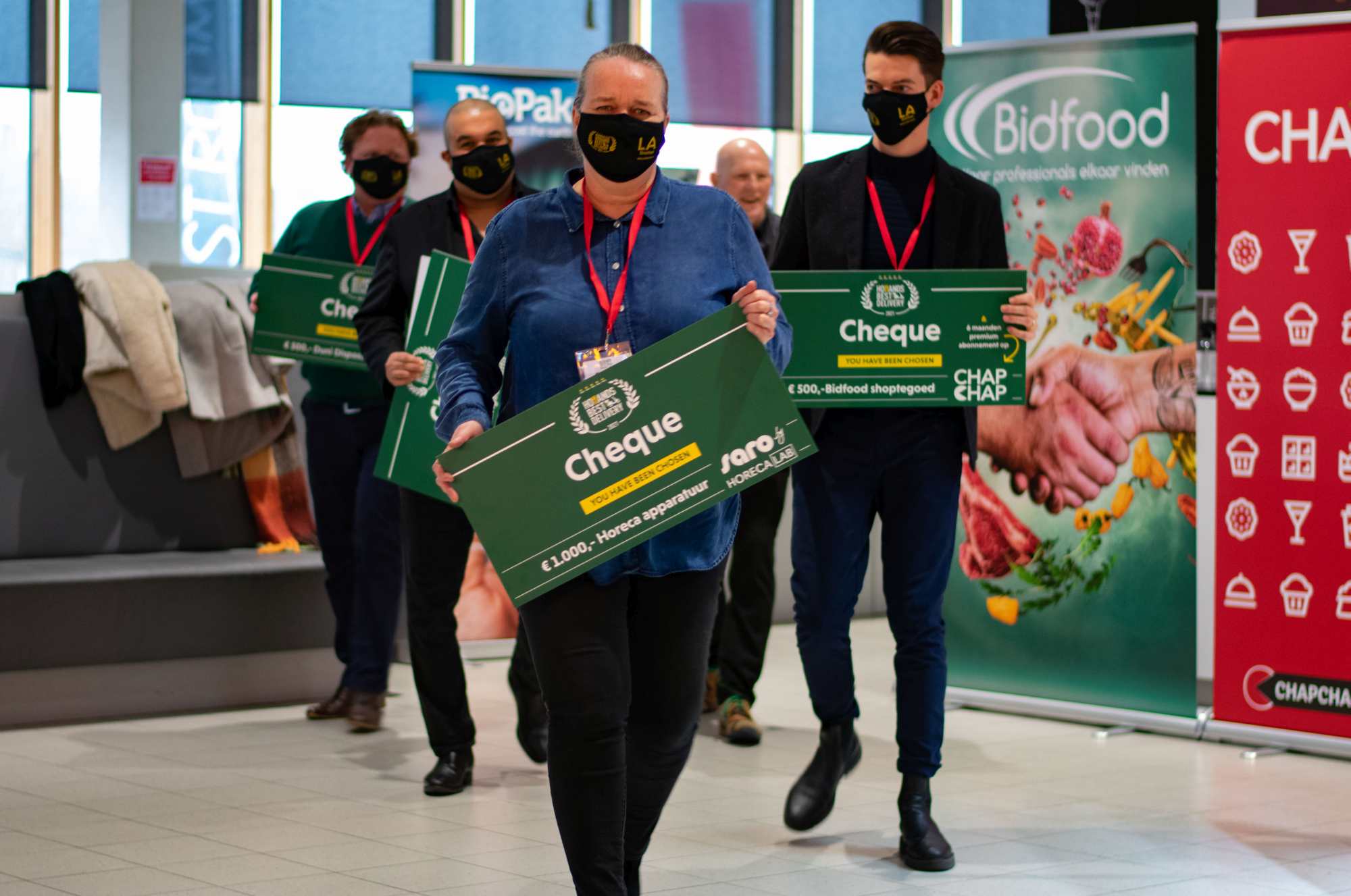 De jury maakt de winnaars bekand. V.l.n.r: Djurre Aandewiel, Khalid Oubaha, Marjon Prummel, Pierre Wind en Renco Schipper.