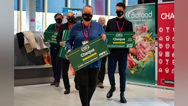 De jury maakt de winnaars bekand. V.l.n.r: Djurre Aandewiel, Khalid Oubaha, Marjon Prummel, Pierre Wind en Renco Schipper.