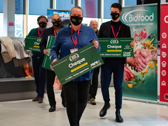 De jury maakt de winnaars bekand. V.l.n.r: Djurre Aandewiel, Khalid Oubaha, Marjon Prummel, Pierre Wind en Renco Schipper.