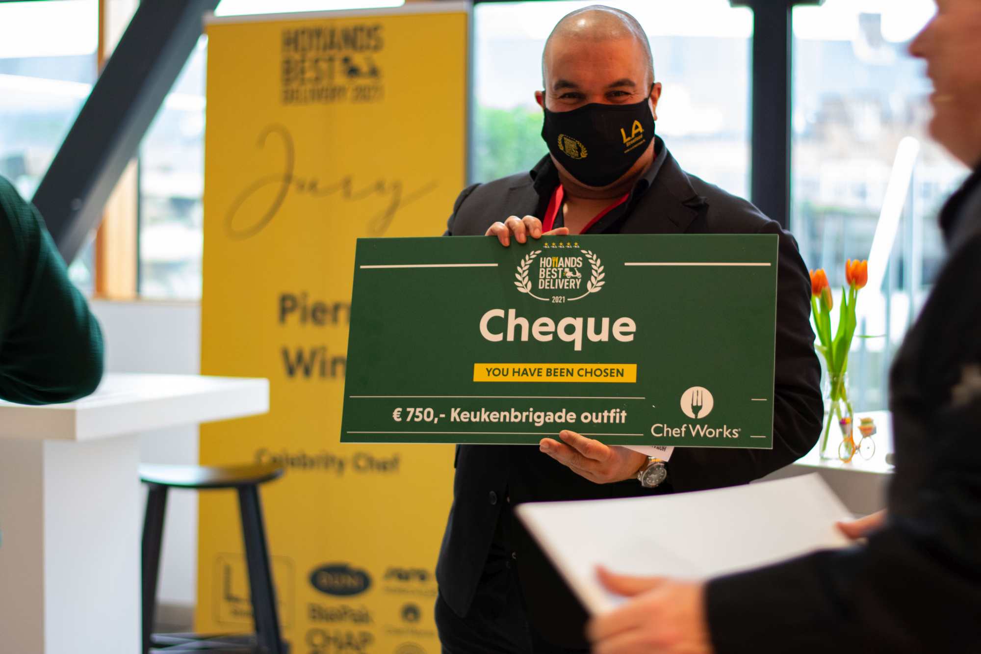 Khalid Oubaha met de cheque voor de tweede prijswinnaar.