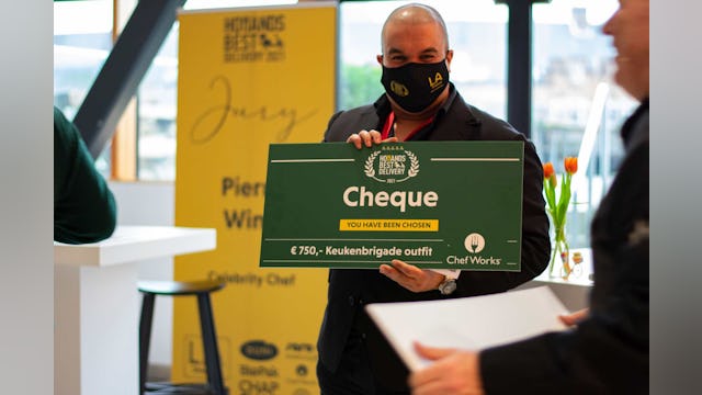 Khalid Oubaha met de cheque voor de tweede prijswinnaar.
