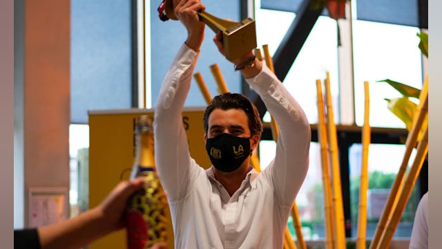 Winnaar Valentijn Bergers van The Lemon Tree houdt de bokaal omhoog.