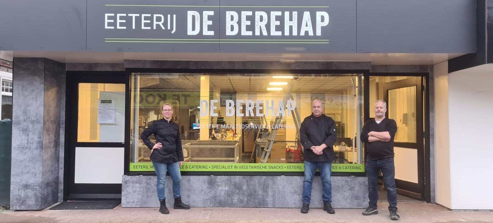 Ondernemer René Wehkamp en chef-kok Henk Bovenhuis, samen met Paula Mast, het eerste aanspreekpunt achter de balie. Het team dat de vernieuwde Berehap aanstuurt.