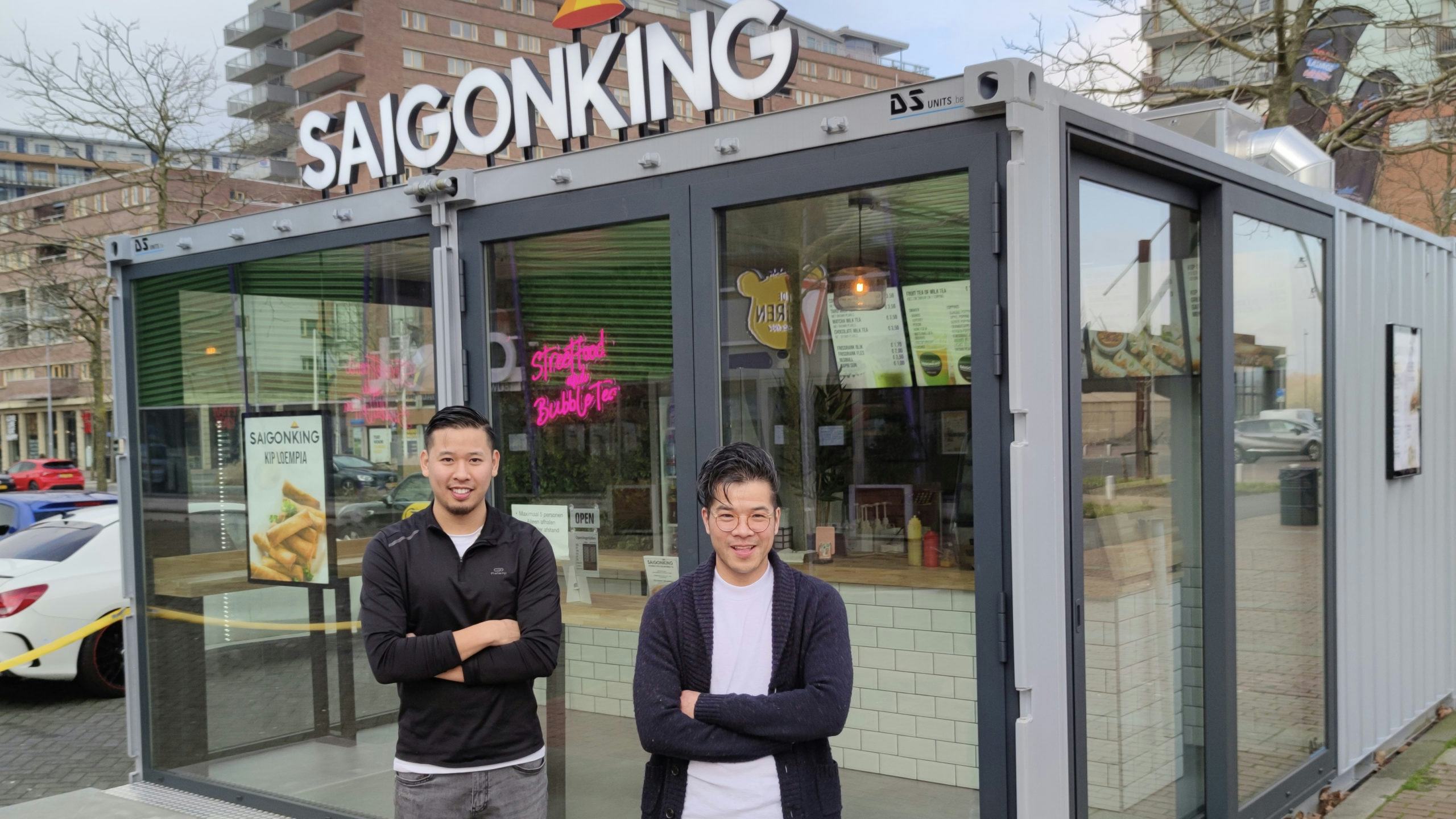 Eigenaren Vinh Nguyen (r) en Khanh Ton voor hun zeecontainer.