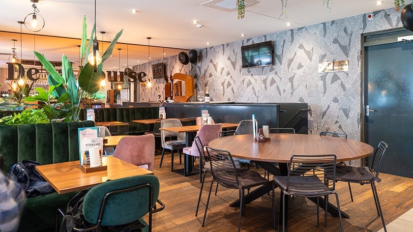 De La Bourse in Maastricht kreeg een nieuw interieur. Homint combineerde houttinten met donkergroene en lichtroze kleuren. Ronde tafels en grote planten maken de restyling compleet.