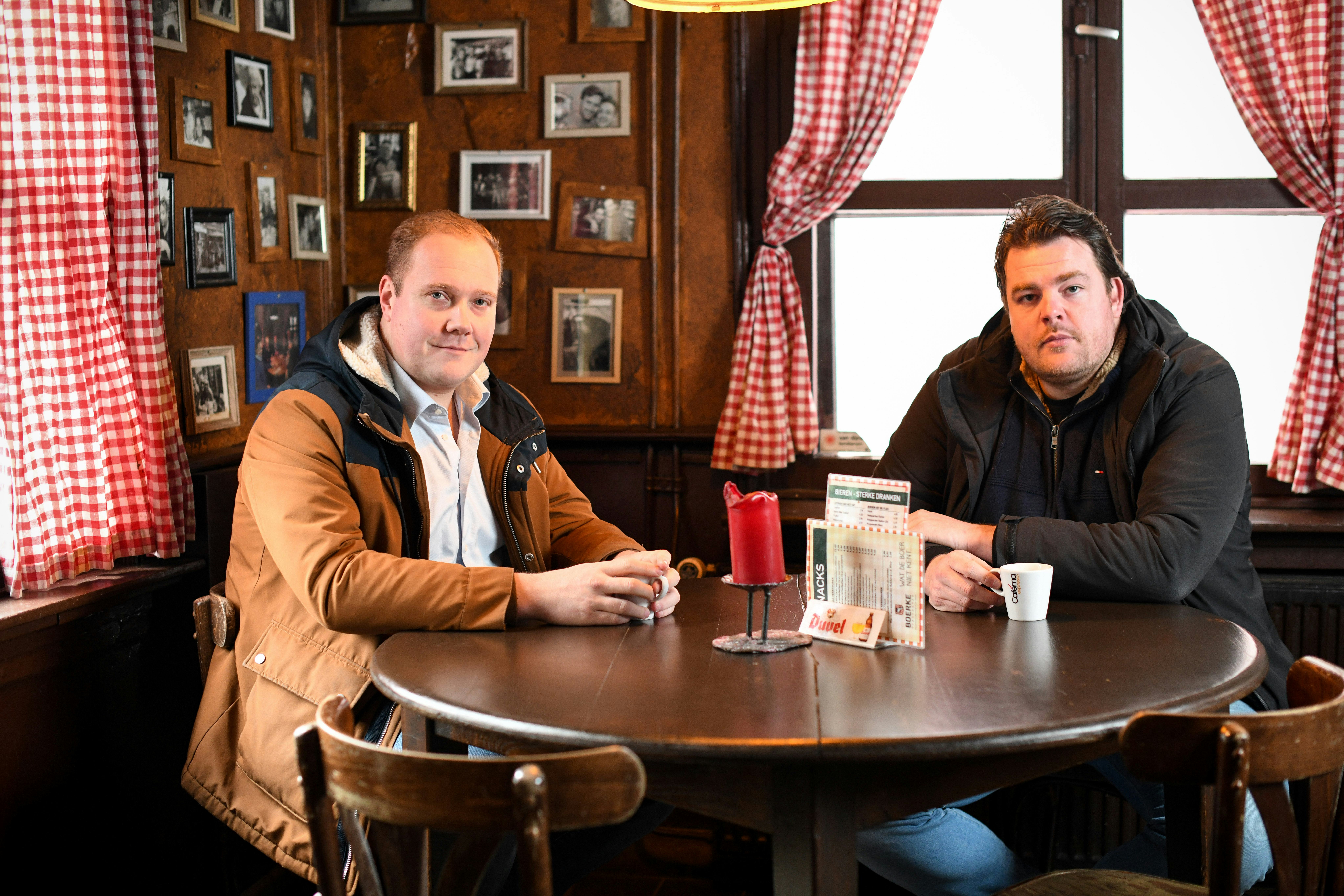 Thierry Aartsen (links) en Johan de Vos in café Boerke Verschuren.