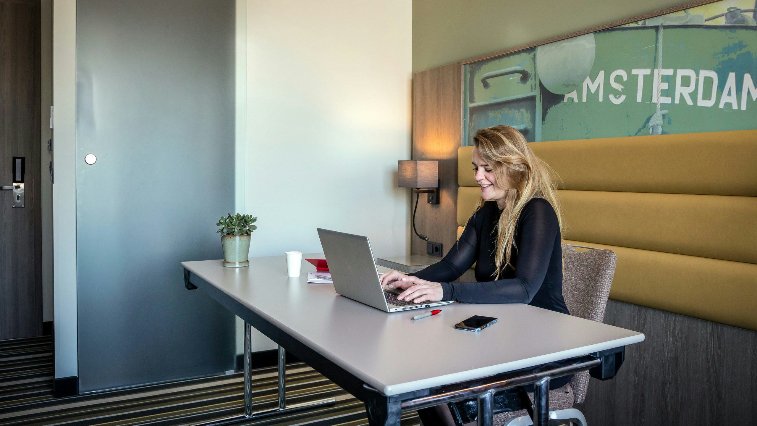 Leonardo Royal Hotel Amsterdam ruimde zo’n 2000 m2 aan kamers leeg om er kantoren van te maken. Foto: Photo Republic/Bibi Neuray