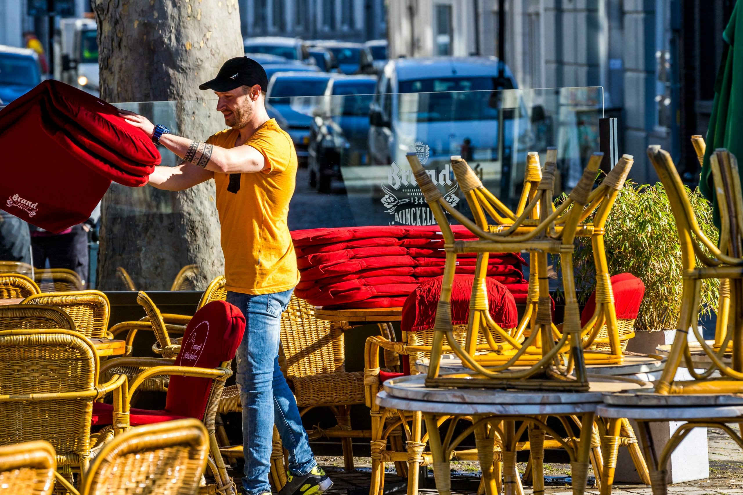 Het uitzetten van de terrassen bij eetcafé Minckelers.