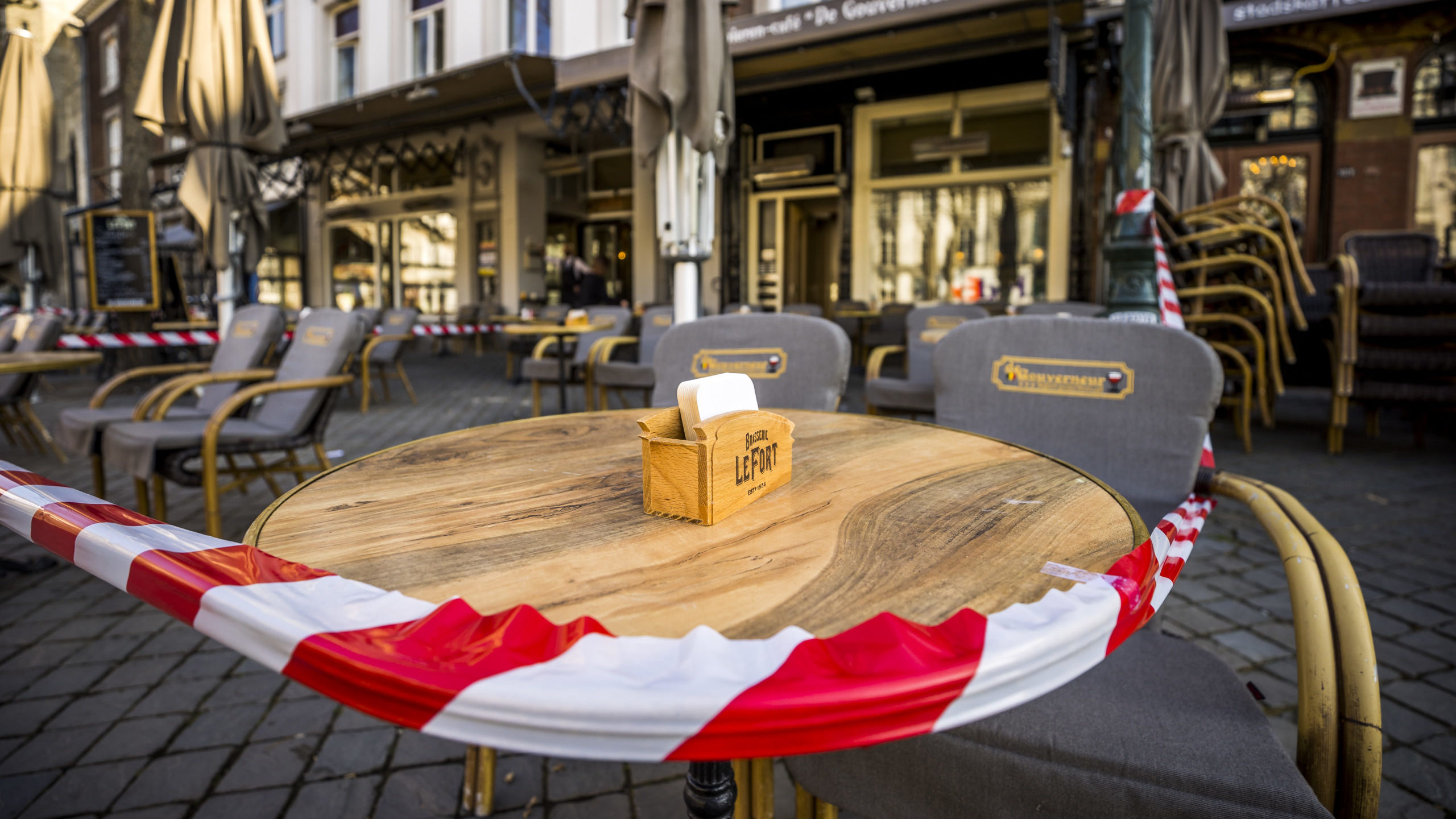 Het kabinet wil terrassen open als cijfers het toelaten