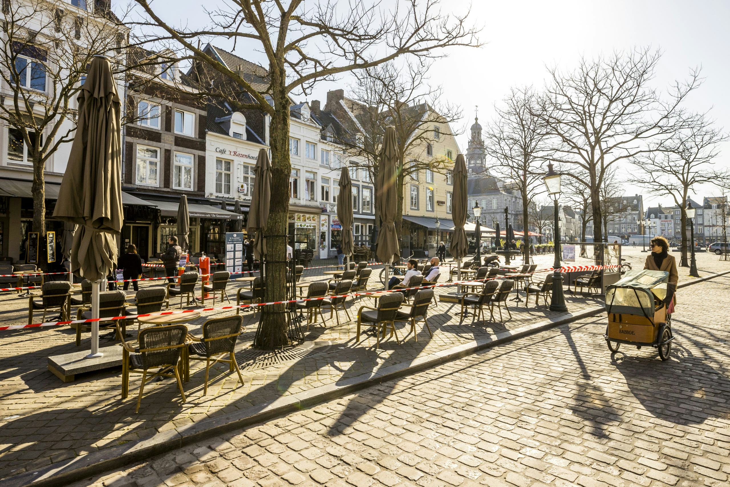 Veel Nederlandse gemeenten boden in 2020 ruimhartig mogelijkheden aan horecaondernemers om hun terrassen tijdelijk uit te breiden zonder dat hiervoor nieuwe vergunningen nodig waren. Ook in 2021 lijken veel gemeenten grotere terrassen toe te staan en schelden ze soms precario kwijt