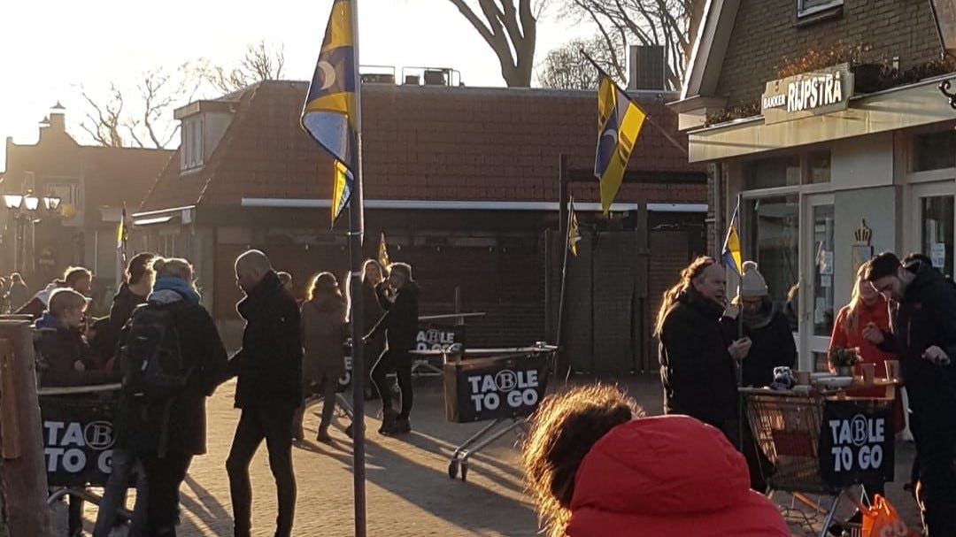 Restaurant Binnen naar buiten met tafels van winkelwagentjes