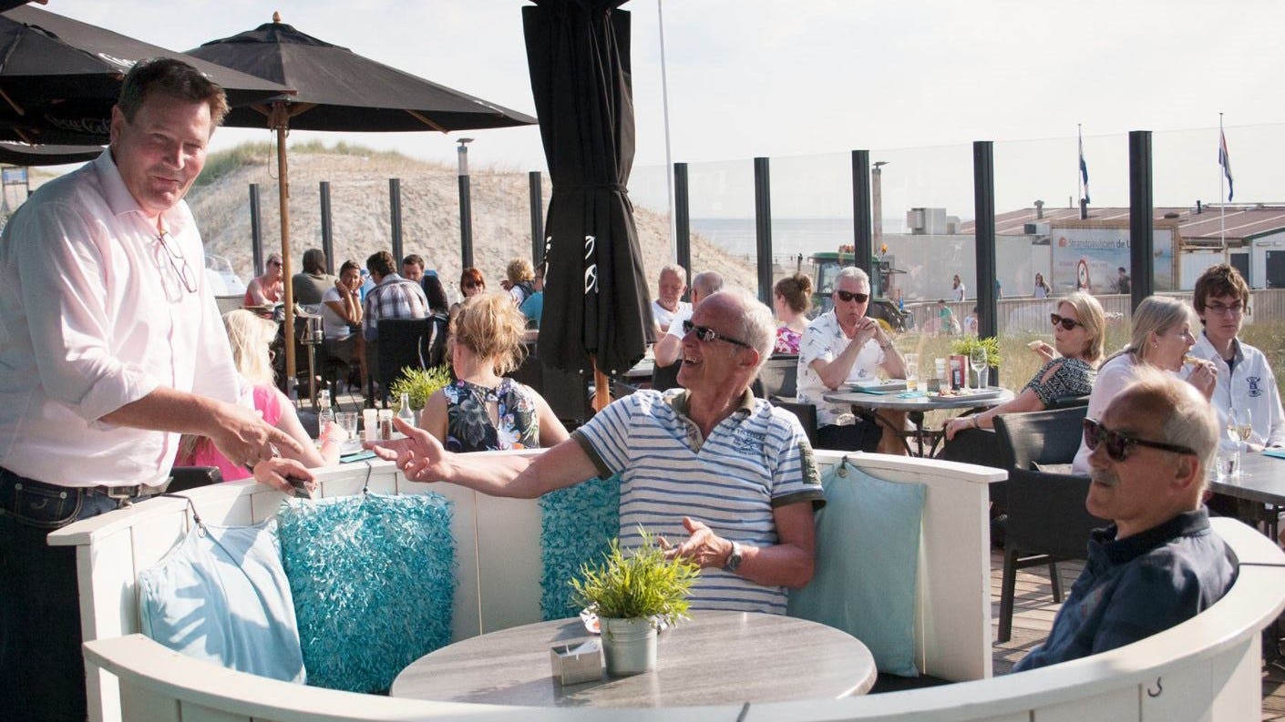 Arnoud Schimmel in de pre-corona periode op zijn terras.