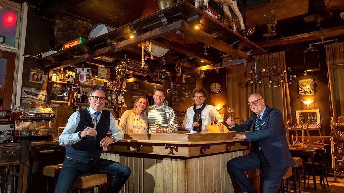 Café De Tribunal in andere handen