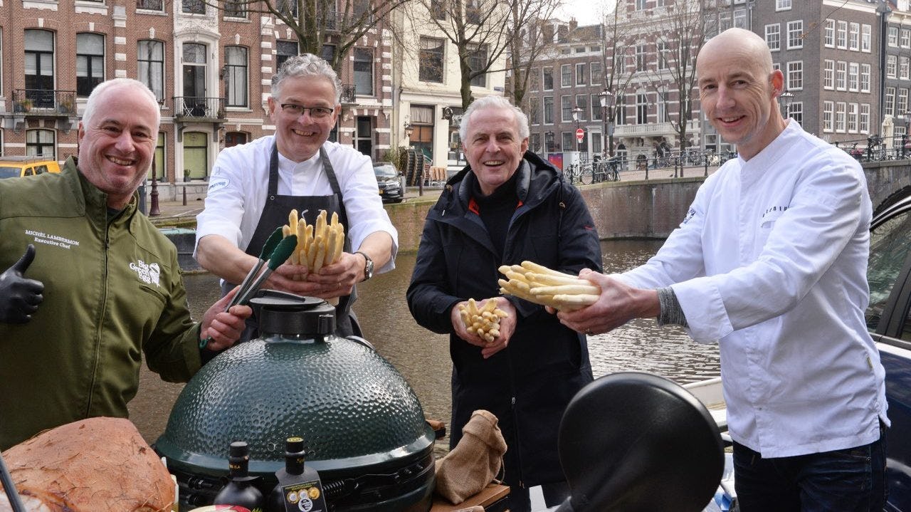 Chef-kok René Brienen overhandigt de eerste Limburgse asperges van de koude grond overhandigd aan acteur Huub Stapel en aan collega-chef Luc Kusters. Fotocredits: Ferry Vloet. 