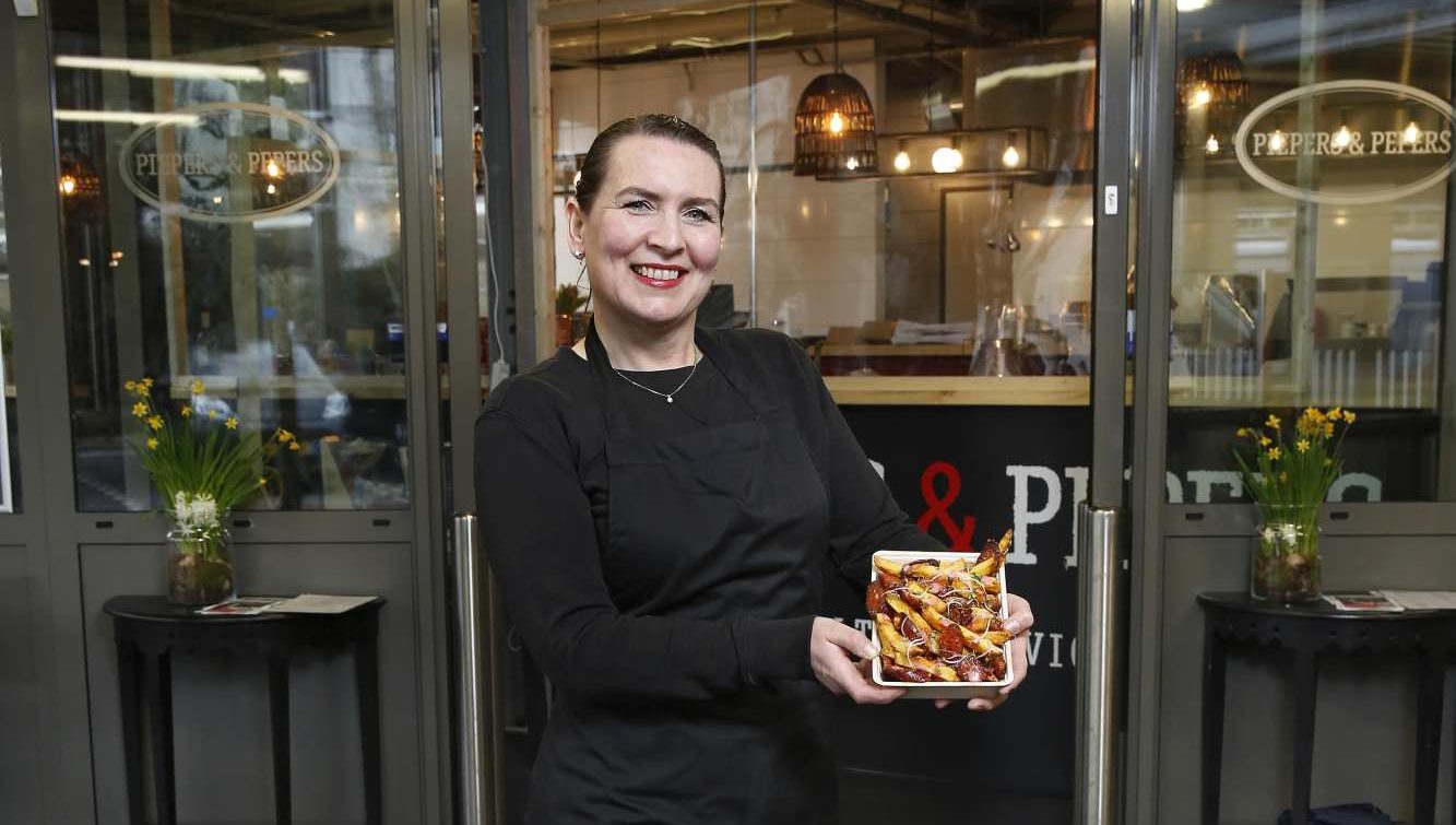 Annouk Hellegering met haar Loaded fries Chorizo Iberico.