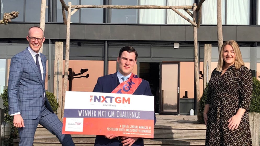 Vlnr: Erik Jan Ginjaar (algemeen directeur Postillion), Gijs Remijnse (winnaar Nxt Gm Challenge 2021), Stephanie van Oorschot (voorzitter HotelloTOP)