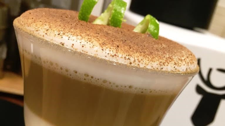 Recept koffiecocktail: Barraquito opgebouwd uit vijf lagen