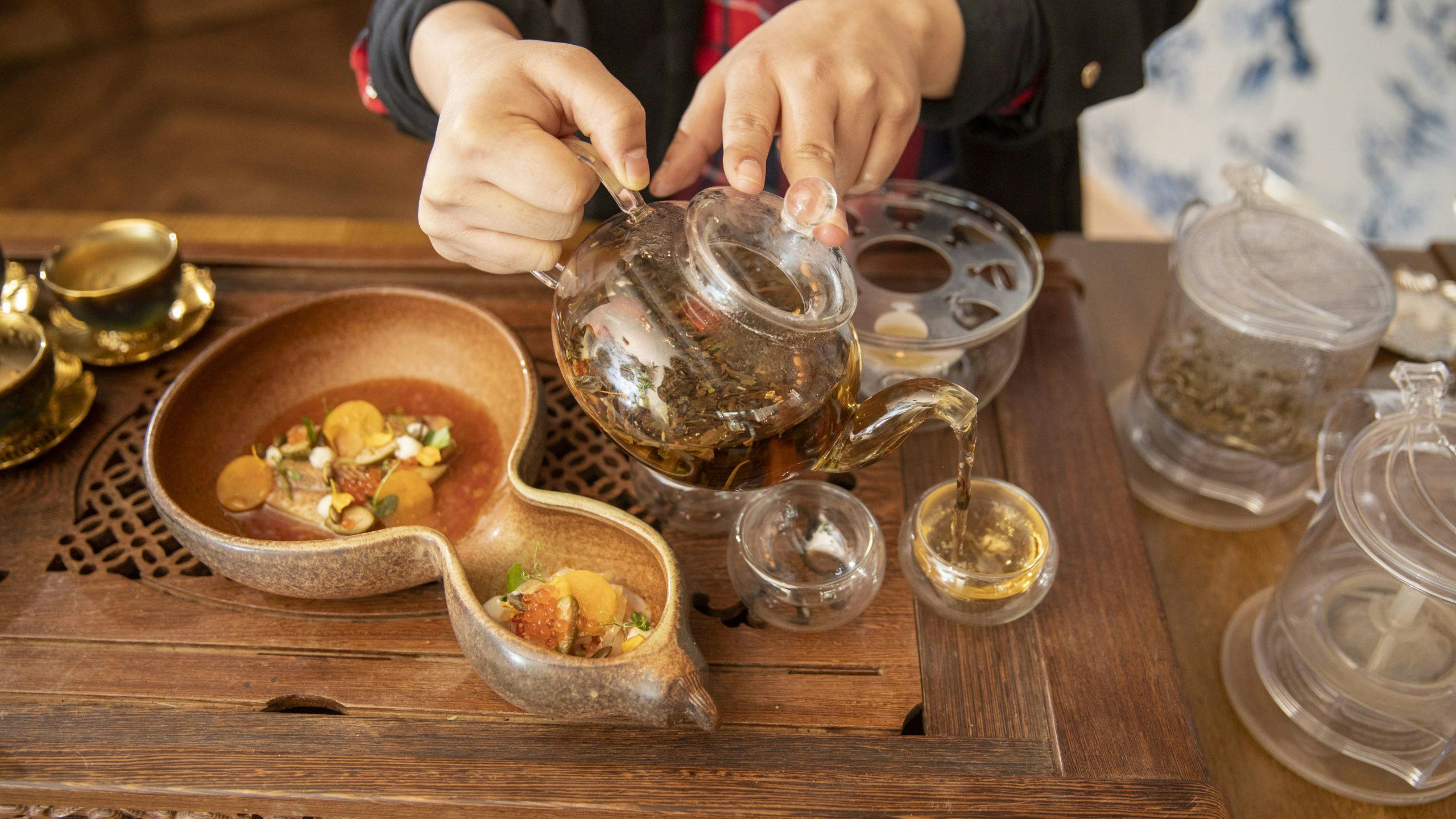 Zheng serveert een volledig thee-arrangement bij het menu. Foto: Roel Dijkstra Fotografie/Marc Heeman