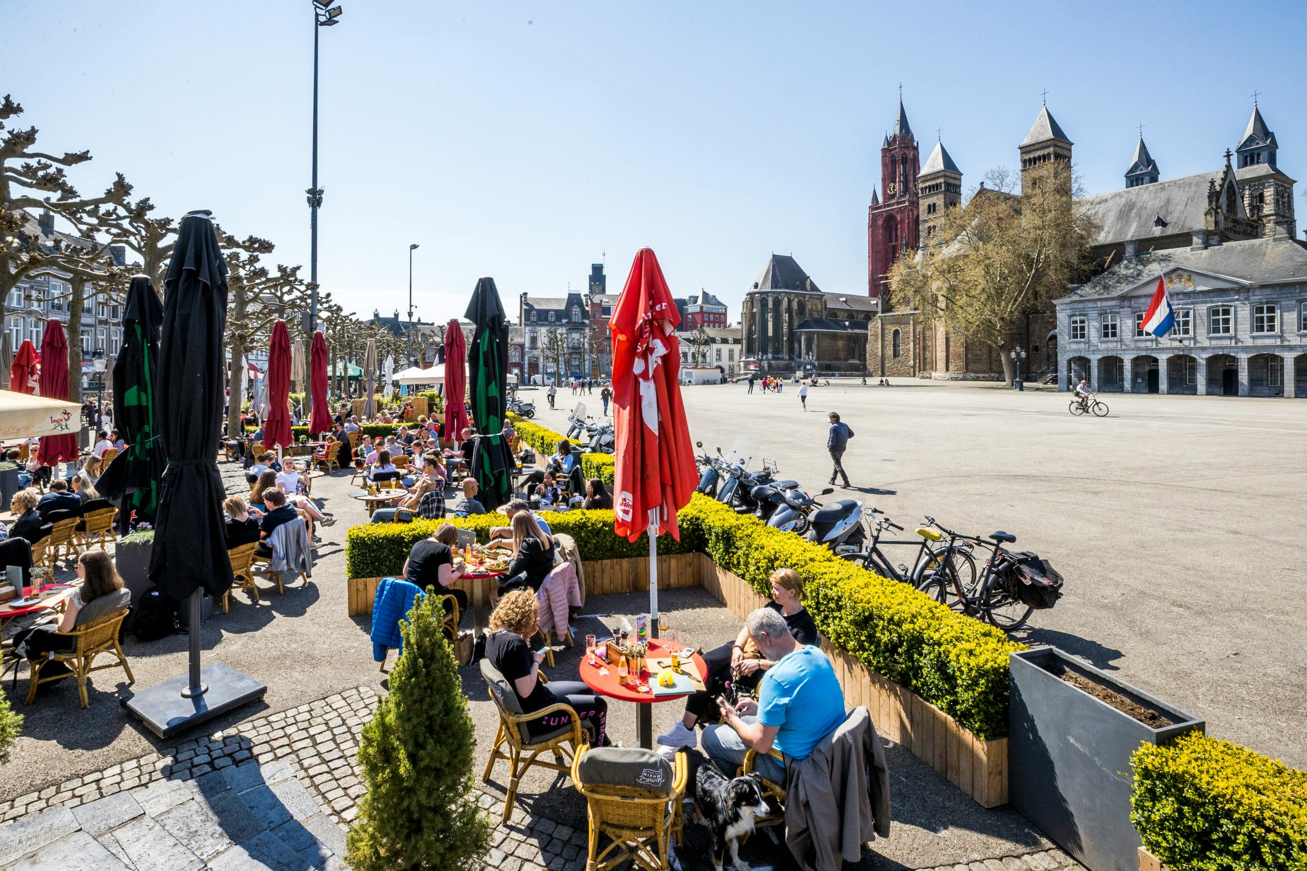 Terrassen weer open op het Vrijthof in Maastricht. Foto: Marcel van Hoorn.