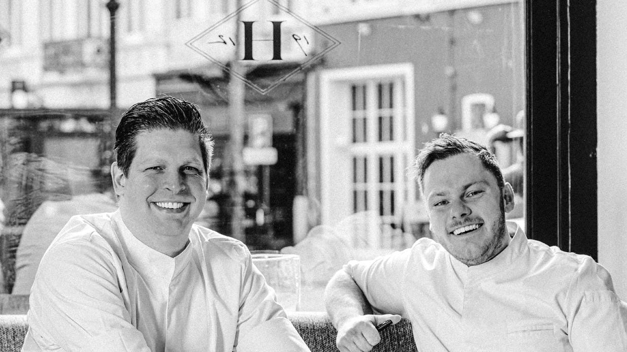 Executive chef Frank van Thiel (links) en aankomend chef de cuisine van Harry's Vital Awick (rechts).