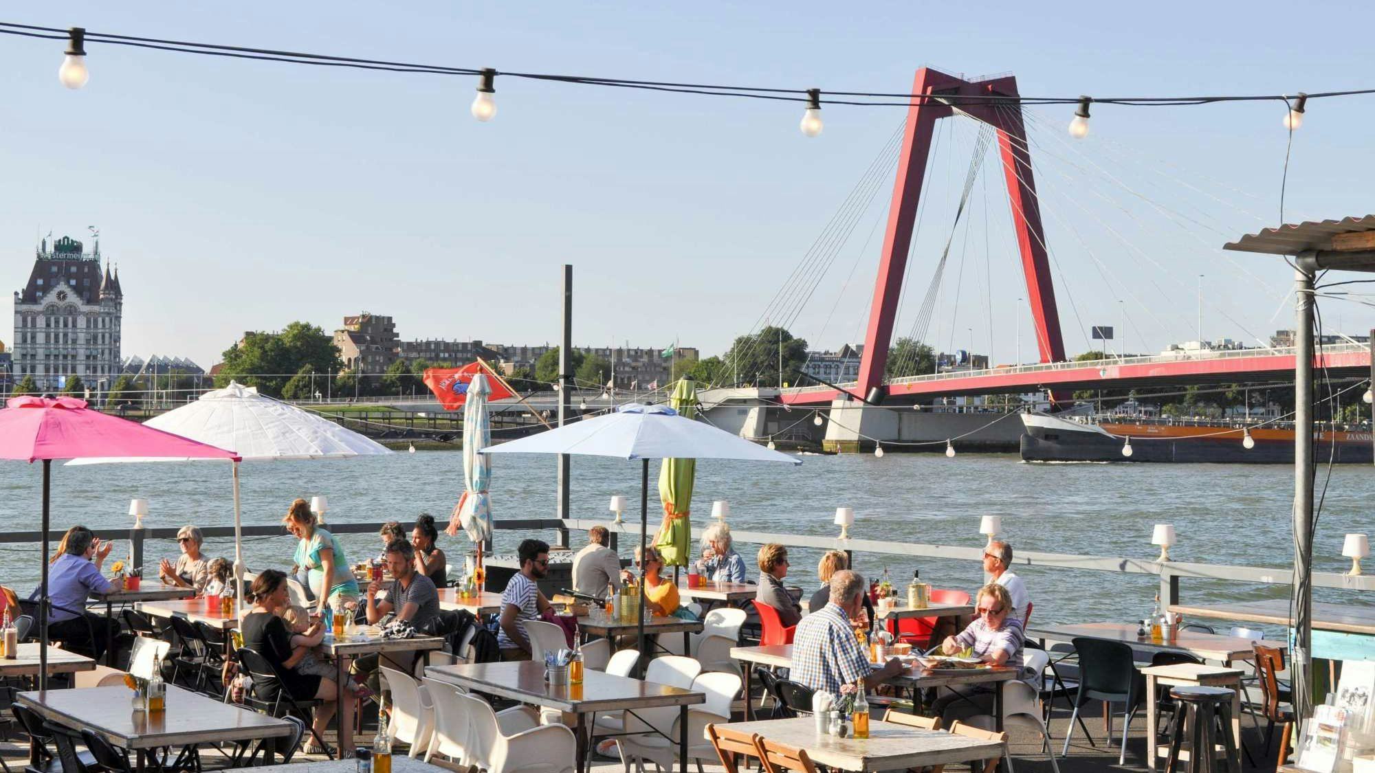 A La Plancha komt in handen van de buurt en fans