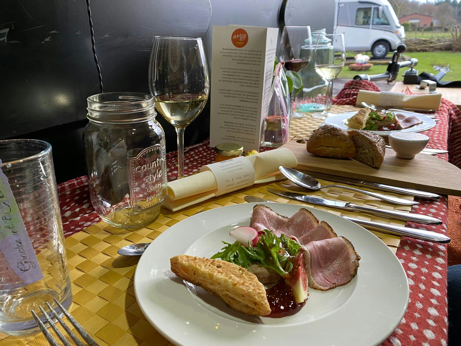 Vijfgangendiner serveren aan de caravandeur