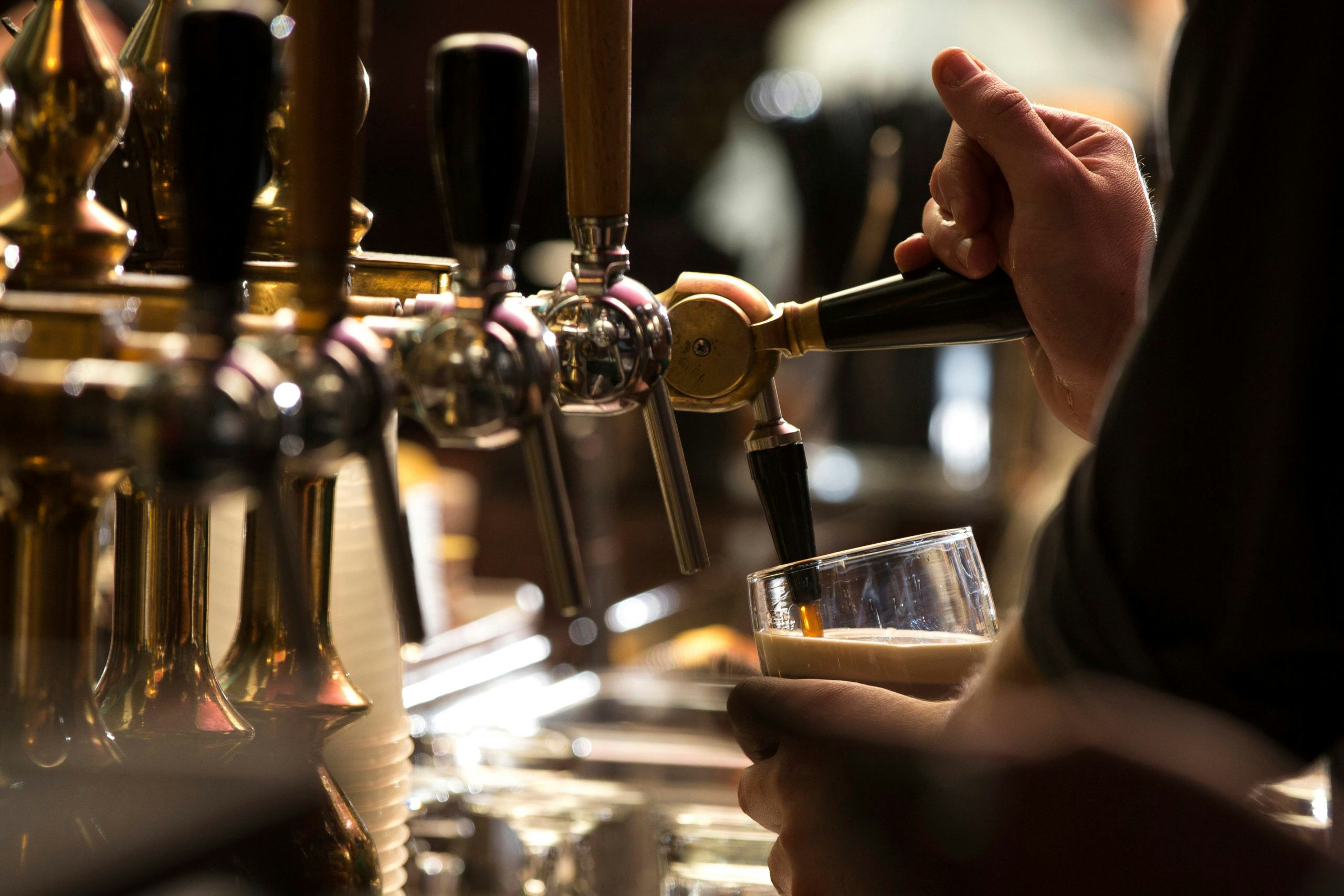 Engelse pubs weer open, drankverkoop schiet omhoog