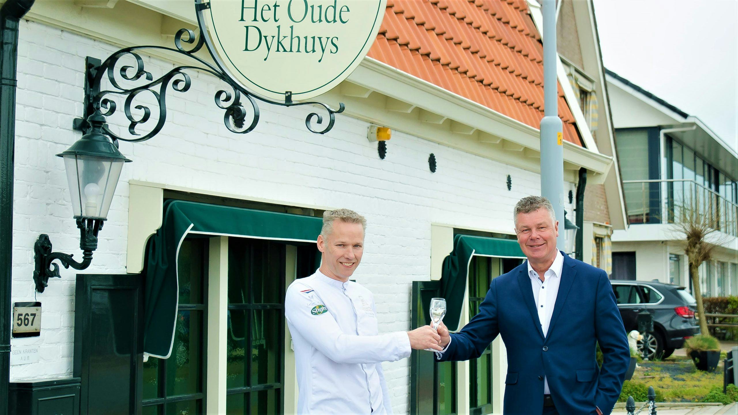 André Geerlings (rechts) draagt zijn restaurant Het Oude Dykhuys over aan chef-kok Alfred van Dijk (links).
