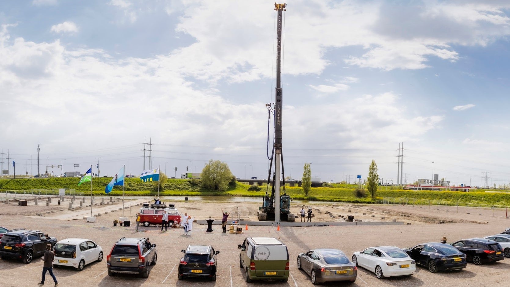 Van der Valk viert start bouw nieuw hotel met 'Eerste paal drive-in'