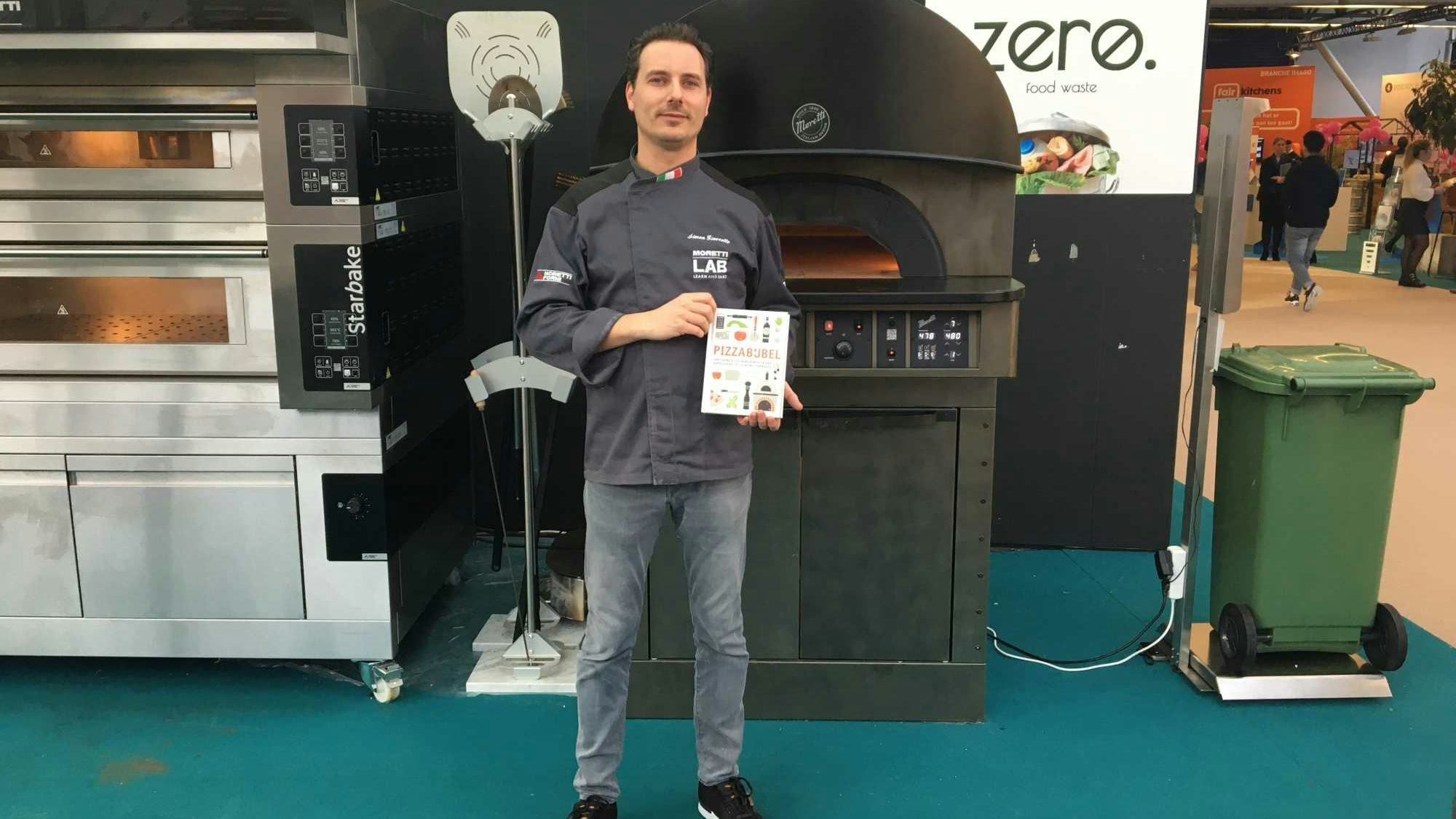 Simon Giaccotto, schrijver van de pizzabijbel, voor de Neapolis oven.